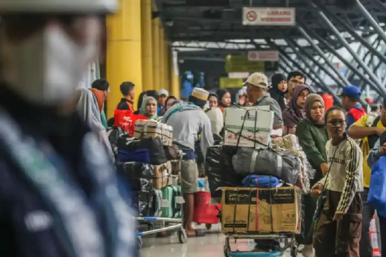 PELNI Siapkan KM Dobonsolo untuk Angkut Arus Balik Mulai Hari Ini Warga pengguna layanan PT PELNI saat Lebaran
