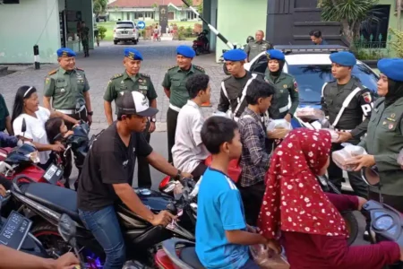 Berbagi Kebahagiaan, Pomdam V/Brawijaya Kembali Bagi-bagi Takjil di Bulan Ramadhan