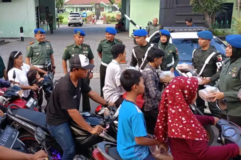 Berbagi Kebahagiaan, Pomdam V/Brawijaya Kembali Bagi-bagi Takjil di Bulan Ramadhan