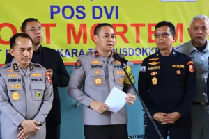 Kelelahan Sopir jadi Penyebab Kecelakaan di Tol Jakarta-Cikampek KM 58 Brigjen Pol Trunoyudo Wisnu Andiko, Karopenmas Divisi Humas Polri, saat memberikan penjelasan dalam konferensi pers di RS Polri Kramatjati, Jakarta Timur (foto: Dok Humas Polri)