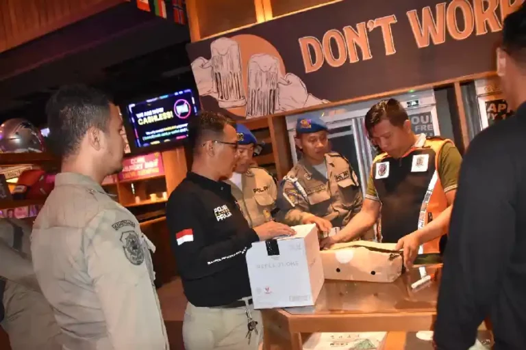 Satpol PP Surabaya Amankan Puluhan Botol Minuman Beralkohol Selama Ramadan