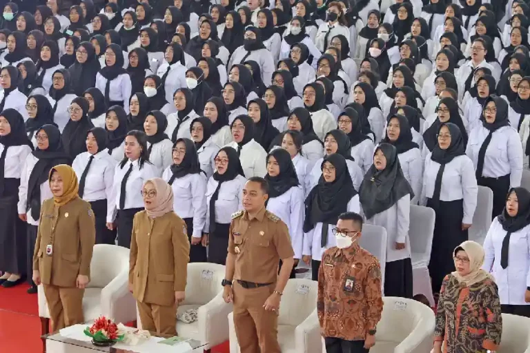 Wali Kota Surabaya Eri Cahyadi Serahkan 2.086 SK Pengangkatan PPPK di Surabaya