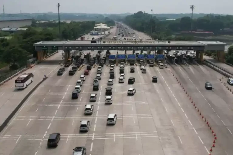 Volume Kendaraan Tinggalkan Jakarta lewat GT Cikampek Utama Naik pada H-1 Hari Jumat Agung 2024