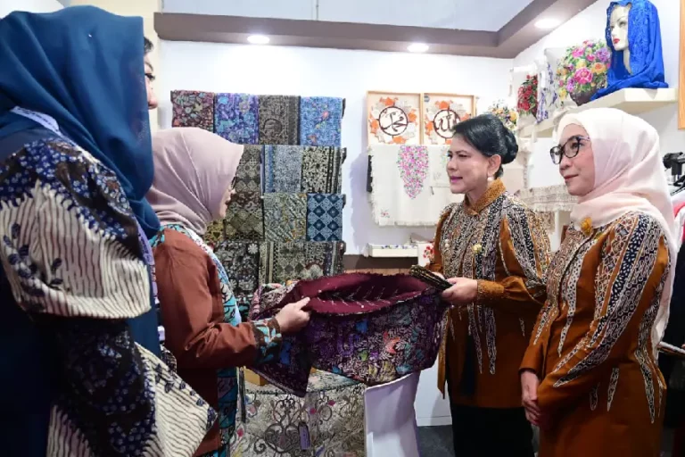 Pj. Ketua Dekranasda Jatim Bangga Kain Batik Tuban Diborong Ibu Negara