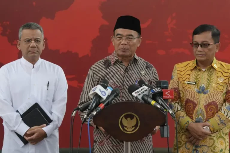 Presiden Jokowi Minta Tidak Ada Pengungsi Erupsi Gunung Ruang yang Terlantar Menko PMK Muhadjir Effendy saat memberikan keterangan di depan media (foto: Dok Humas Setkab)
