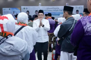 Pj. Gubernur Adhy Lepas 366 Jamaah Haji dari Embarkasi Surabaya