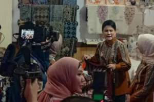 Ibu Negara Iriana Jokowi Belanja Kerajinan di Stand Dekranasda Jatim