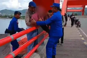 Aksi Heroik Sat Polair Gagalkan Percobaan Bunuh Diri di Jembatan Youtefa Tuai Pujian Personel Sat Polair Polresta Jayapura Kota saat mencoba menggagalkan percobaan bunuh diri yang dilakukan seorang perempuan di Jembatan Merah Youtefa Distrik Jayapura Selatan (foto: Dok Humas Polri)