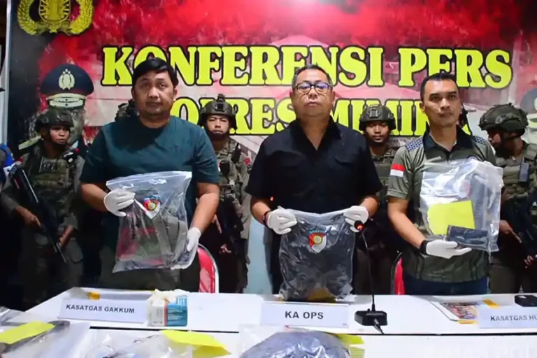 Tersangka Pembunuh Danramil Aradide Akui Kelompoknya Sangat Benci TNI-Polri Petugas menunjukkan barang bukti yang ikut diamankan bersama tersangka (foto: Dok Humas Polri)