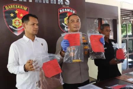 Kasus Anirat di Ponpes, Pelaku Sempat Dihukum Karena Dua Kali Langgar Aturan Kapolresta Palangka Raya Kombes Pol. Budi Santosa, saat menunjukkan barang bukti kasus penganiayaan berat (anirat) di salah satu pondok pesantren. (foto: Dok Humas Polri)