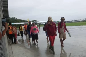 Warga Sipil Terpaksa Ngungsi ke Jayapura Akibat Teror KKB di Pegunungan Bintang Gangguan keamanan KKB di Kabupaten Pegunungan Bintang memaksa warga sipil mengungsi ke Jayapura (foto: Dok Humas Polri)