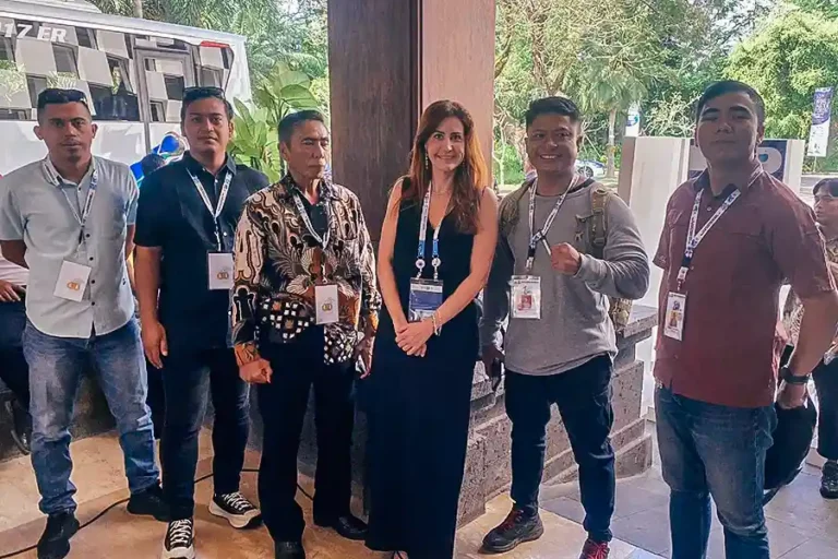 Kisah di Balik World Water Forum, Polda Bali Gerak Cepat Temukan HP Delegasi AS Maria, delegasi AS, berfoto bersama awak Polda Bali yang gerak cepat menemukan ponselnya (foto: Dok Humas Polri)