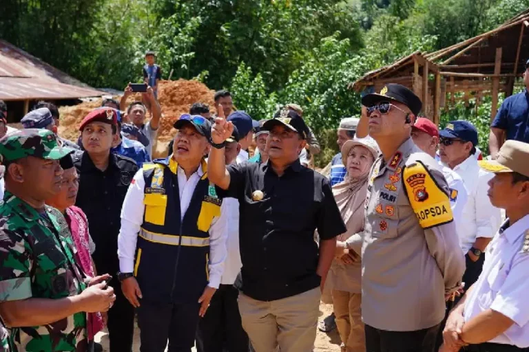 Kapolda Sulbar dan Pj Gubernur Salurkan Bantuan pada Korban Longsor di Mamasa Kapolda Sulbar Irjen Pol Adang Ginanjar dan Pj Gubernur Bahtiar Baharuddin di lokasi bencana longsor untuk memberikan bantuan dan meninjau kondisi di lapangan (foto: Dok Humas Polri)
