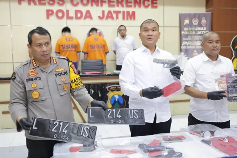 Tiga Tersangka Penembakan di Tol Waru Berhasil Dibekuk oleh Tim Gabungan Polda Jatim Konferensi pers penangkapan tiga tersangka kasus penembakan menggunakan air softgun di Tol Waru Sidoarjo dan di Wiyung Surabaya. (foto: Dok Humas Polri)