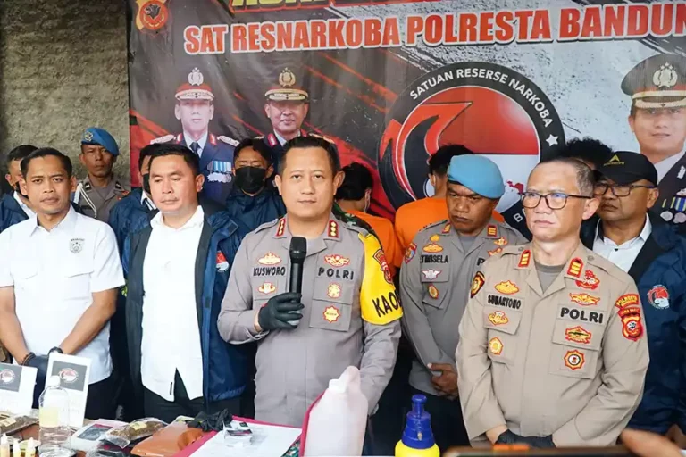 Polisi Bongkar Pabrik Narkoba Tembakau Sintetis di Nagreg, Dua Pelaku Diamankan Kapolresta Bandung Kombes Pol Kusworo Wibowo saat memberikan keterangan di depan awak media (foto: Dok Humas Polri)