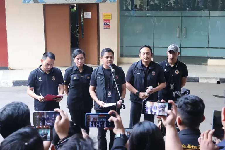Begal Casis Bintara Polri Dilumpuhkan Polisi Setelah Melawan Saat Penangkapan Kasubdit Jatanras Ditreskrimum Polda Metro Jaya, AKBP Rovan Richard Mahenu, saat jumpa pers di RS Polri Kramat Jati, Jakarta Timur (foto: Dok Humas Polri)