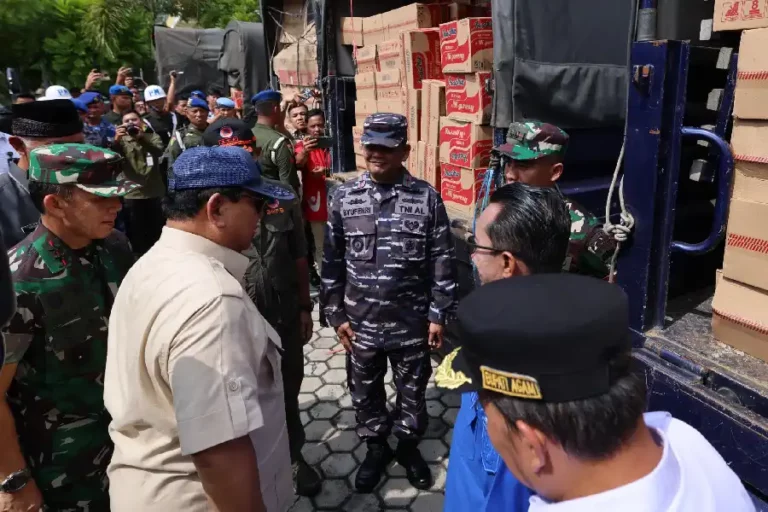 Dari Qatar, Prabowo Langsung Antar Bantuan untuk Korban Banjir di Sumbar