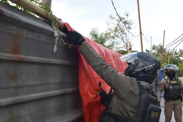 Satpol PP Surabaya Tertibkan PKL Jalan Kertomenanggal, Ganggu Lalu Lintas dan Sebabkan Kemacetan