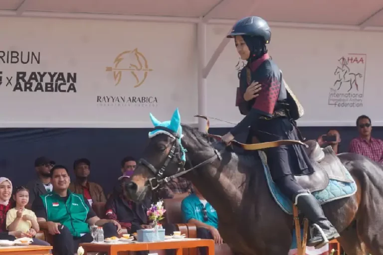 Buka Equestrian Archery Grand Prix Stage 2, Menpora Dito Dukung Kemajuan Panahan Berkuda Indonesia Menpora RI Dito Ariotedjo usai membuka kejuaraan olahraga panahan berkuda Indonesia Equestrian Archery Grand Prix Stage 2 di Training Center Indonesia Equestrian Archery (IEA), Bogor (foto: Dok Kemenpora RI)