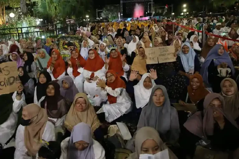 Puluhan Ribu Jemaah Banjiri Balai Kota Surabaya untuk Ikuti Pengajian Bersama Gus Iqdam