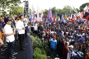 May Day 2024, Pj. Gubernur Jatim Potong Tumpeng dengan Ribuan Buruh