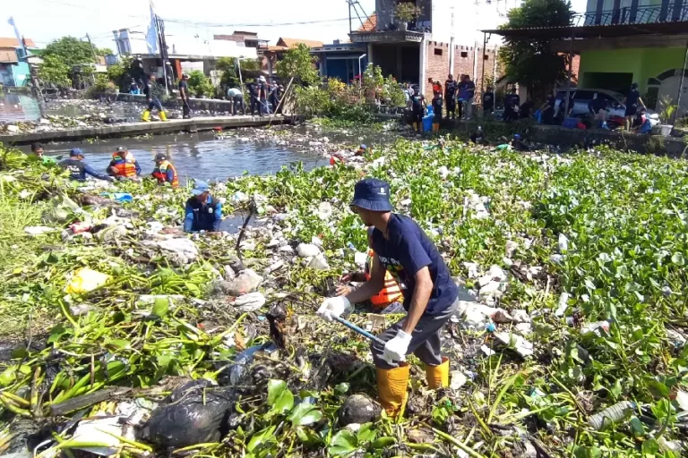 Bersama Pemprov Jatim, PT Suparma Bersihkan Sungai Pelayaran Sidoarjo