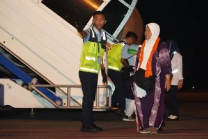 Tiba dengan Selamat, 3.333 Jemaah Haji Debarkasi Surabaya Kembali ke Daerah Masing-Masing Jemaah haji saat tiba di tanah air