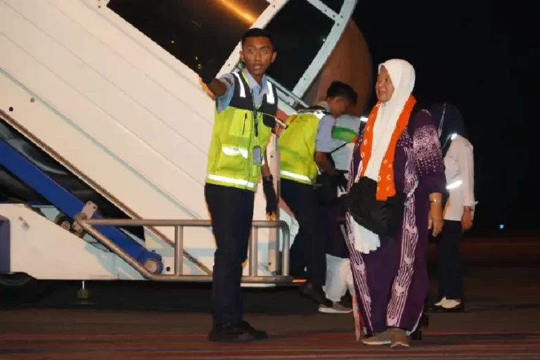 Tiba dengan Selamat, 3.333 Jemaah Haji Debarkasi Surabaya Kembali ke Daerah Masing-Masing Jemaah haji saat tiba di tanah air