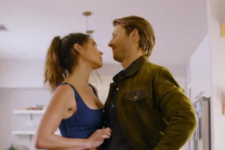 Sinopsis Hit Man (2023), Satire Dunia Pembunuh Bayaran yang Terilhami Kisah Nyata Adria Arjona dan Glen Powell dalam Hit Man (2023) (foto: Dok Netflix)