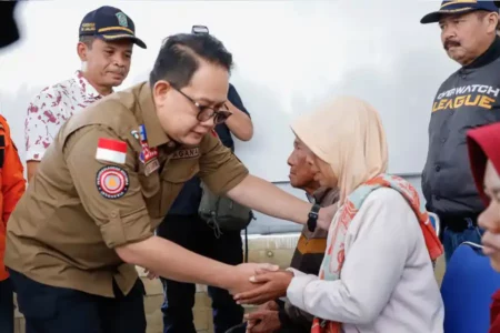 Pj. Gubernur Jatim Santuni Korban Longsor Lumajang dan Pastikan Pencarian Terus Dilakukan