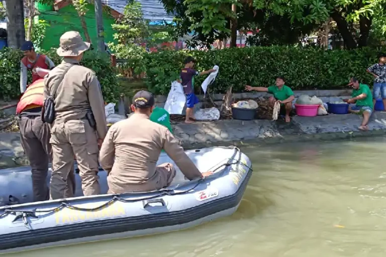 Cegah Pembuangan Limbah Rumen, Pemkot Surabaya Terjunkan Tim Gabungan Sisir Kalimas