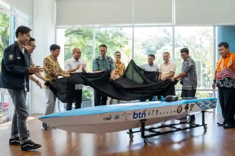 Kapal KH Nusantara Undip Siap Melaju dalam Kompetisi Yanagawa Solar Boat Jepang Kapal KH Nusantara saat ditampilkan di depan Rektor UNDIP yang diwakili oleh Wakil Rektor Bidang Akademik dan Kemahasiswaan (foto: Dok Humas Undip)