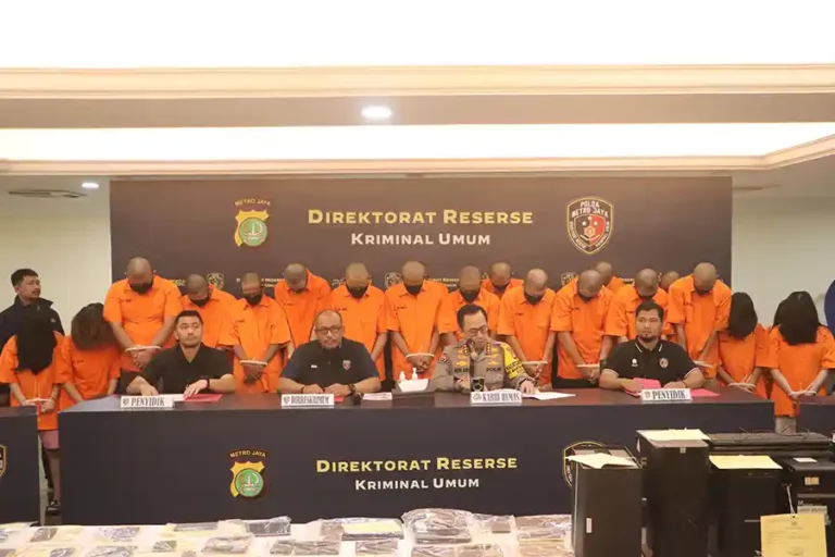 Polisi Tangkap 23 Tersangka Judi Online Beromzet Puluhan Miliar di Bogor Sebagian tersangka pelaku judi online yang berhasil diamankan oleh Polda Metro Jaya (foto: Dok Humas Polri)