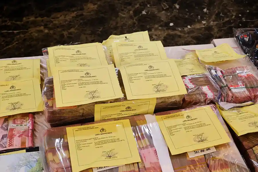 Barang bukti uang tunai sebesar Rp2,5 miliar hasil penjualan chip judi online (foto: Dok Humas Polri)