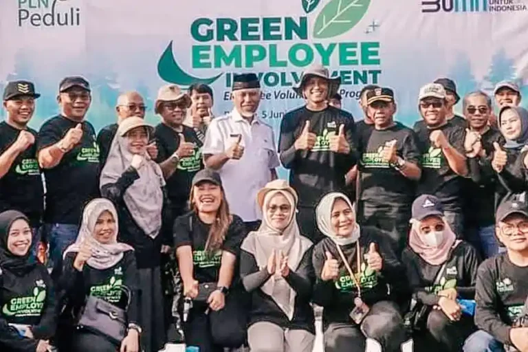 Aksi Bersih Pantai di Padang Sukses Kumpulkan 1,2 Ton Sampah pln bersih sampah