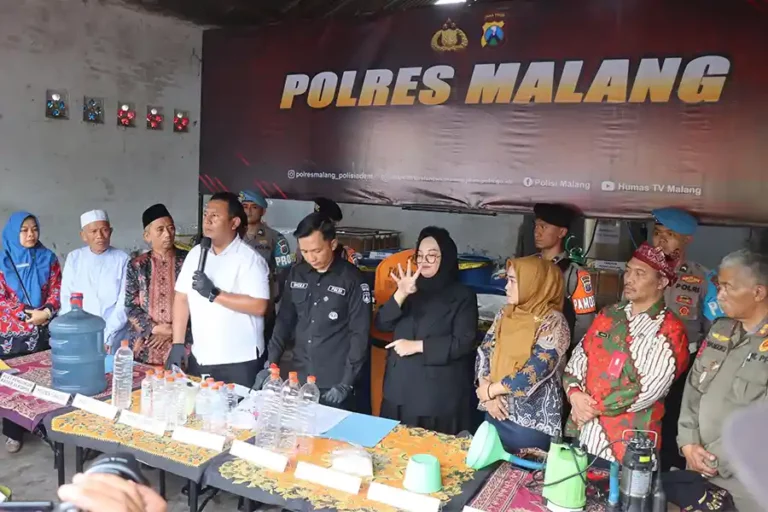 Polisi Ungkap Pabrik Miras Ilegal di Malang, Sekali Produksi Bisa Capai 250 Liter Arak Wakapolres Malang Kompol Imam Mustolih saat memberikan keterangan dalam konferensi pers pengungkapan kasus miras ilegal di Kabupaten Malang, Jawa Timur (foto: Dok Humas Polri)