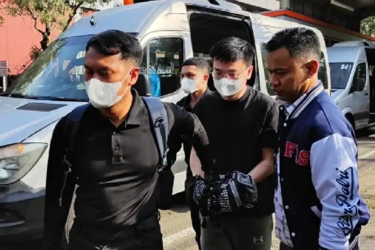 Gandeng Interpol, Polri Tangkap Warga Negara China Penipu 800 WNI Warga asal negara China, SZ, saat diamankan petugas