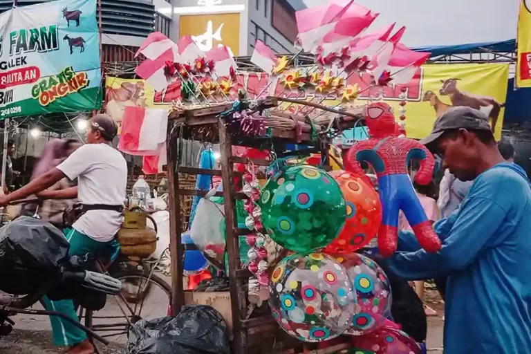 Sentra penjualan hewan qurban di Jl MERR, Surabaya (foto: Tiara Aydin Sava)
