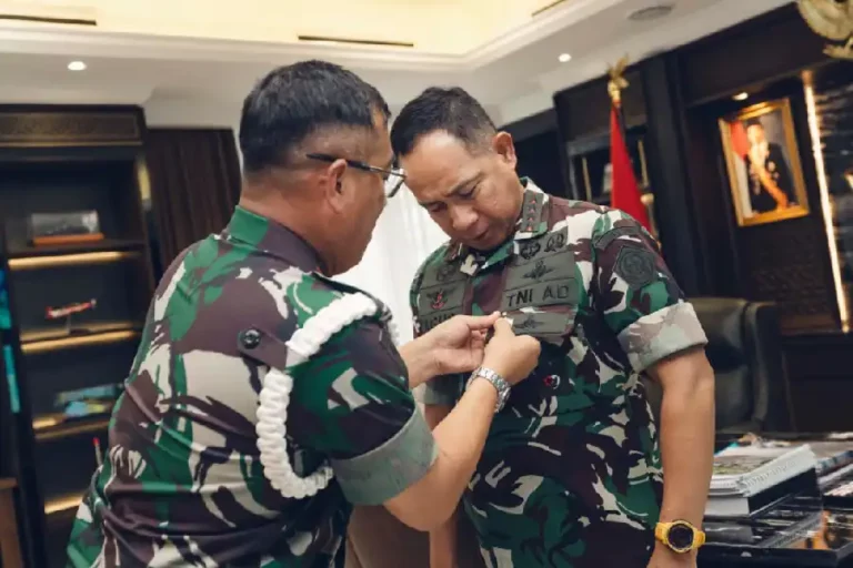 Jadi Warga Kehormatan Puspomad, Panglima TNI Jenderal Agus Subiyanto Terima Pin Gajah Mada Panglima TNI Jenderal Agus Subiyanto saat menerima Pin Gajah Mada di Mabes TNI, Cilangkap, Jakarta Timur.