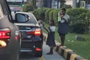Mobil Pelat Polri Borong Koran Anak Jalanan Viral di Media Sosial, Langsung Tuai Pujian Tangkapan layar video saat sebuah mobil dengan pelat Polri berhenti dan membeli semua koran yang dijual oleh anak-anak di pinggir jalan (foto: Dok Humas Polri)