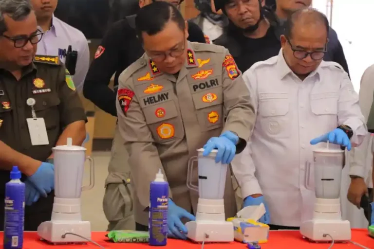 Polda Lampung Lakukan Pemusnahan Barang Bukti Narkotika Senilai Rp 220 Miliar Irjen Pol Helmy Santika, Kapolda Lampung, saat memimpin proses pemusnahan barang bukti narkotika
