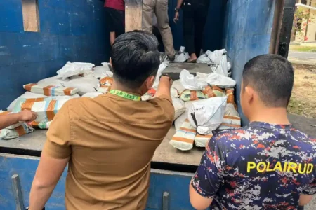 Polisi Gagalkan Penyelundupan 4 Ton Timah Ilegal di Bangka Barat Razia sebuah truk di Pelabuhan Tanjung Kalian Mentok yang bermuatan pasir timah dan balok timah ilegal. (foto: Dok Humas Polri)