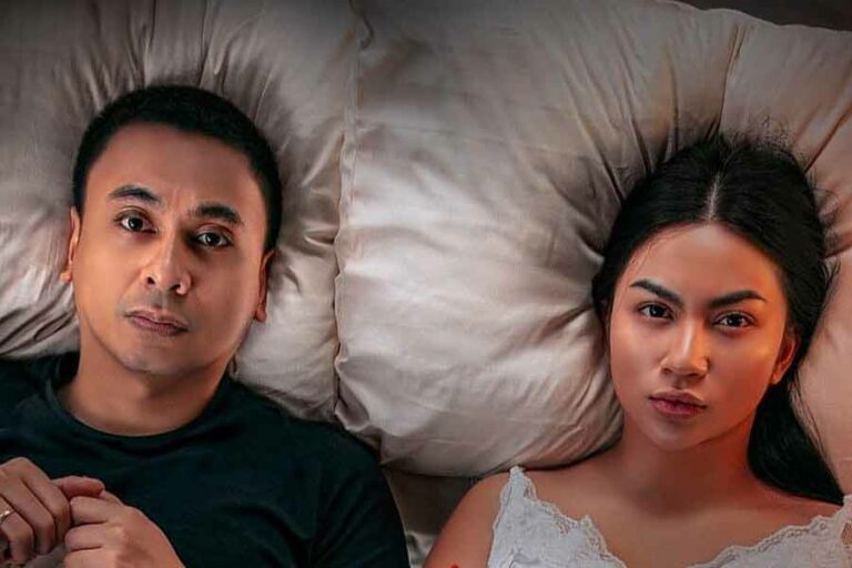 Catatan Harian Menantu Sinting Bakal Tayang di Bioskop Mulai 18 Juli Gaya Raditya Dika dan Ariel Tatum dalam poster film Catatan Harian Menantu Sinting (2024)