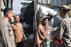 Satpol PP Surabaya Sosialisasikan Penertiban di Bantaran Sungai Kali Tebu