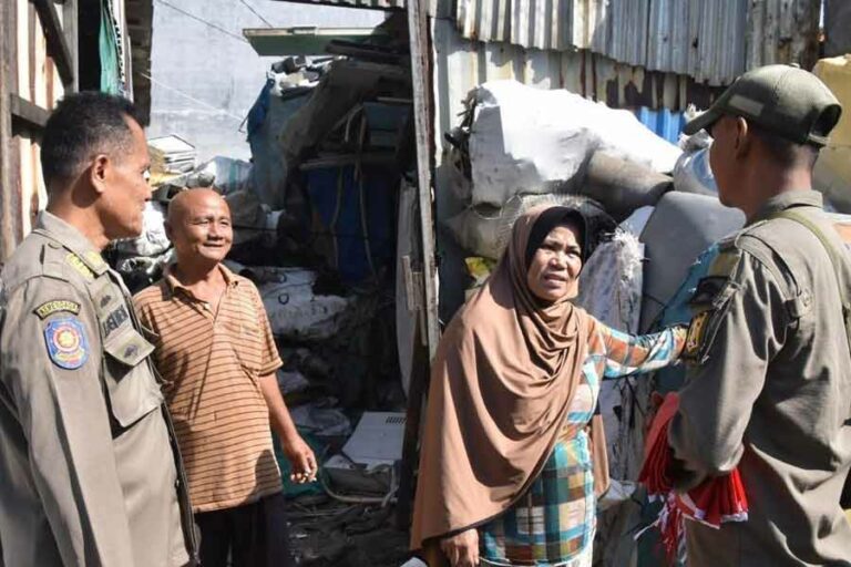 Satpol PP Surabaya Sosialisasikan Penertiban di Bantaran Sungai Kali Tebu
