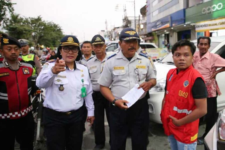 Dishub Surabaya Tindak Tegas Jukir Liar di Kota Lama, Lima Orang Dikenasi Sanksi Tindak Pidana Ringan