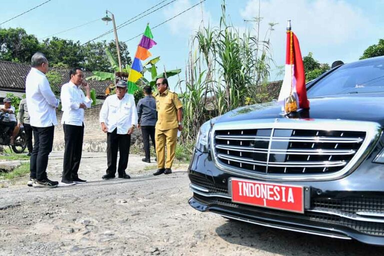 Presiden Jokowi Berhenti Mendadak untuk Cek Jalan Rusak di Lampung Selatan Presiden Joko Widodo memeriksa langsung jalan rusak yang dilewati saat akan menuju Desa Bandan Hurip, Kabupaten Lampung Selatan, Provinsi Lampung (foto: Dok BPMI Setpres)