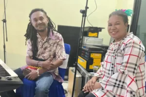Dua Guru Vokal Gereja Latih Paduan Suara di MTQ X Papua Barat Pelatih vokal dari Gereja Kristen Injili Sion Sanggeng, Selina Werey dan Barry Mambor (foto: Dok Kemenag RI)
