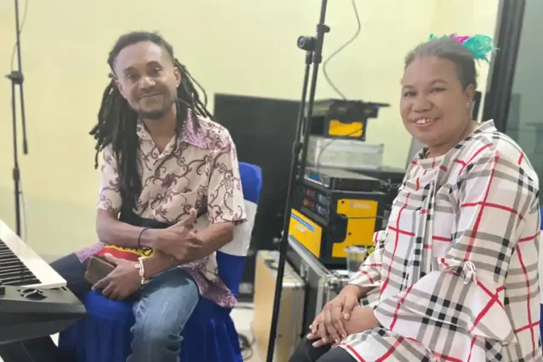 Dua Guru Vokal Gereja Latih Paduan Suara di MTQ X Papua Barat Pelatih vokal dari Gereja Kristen Injili Sion Sanggeng, Selina Werey dan Barry Mambor (foto: Dok Kemenag RI)