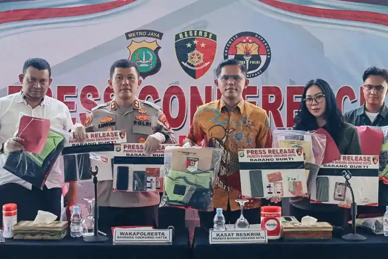 Polresta Bandara Soetta Bongkar Pencurian Modus Bobol Koper, 5 Petugas Porter Jadi Tersangka Polresta Bandara Soekarno-Hatta menunjukkan barang bukti kasus pencurian barang berharga milik penumpang pesawat.